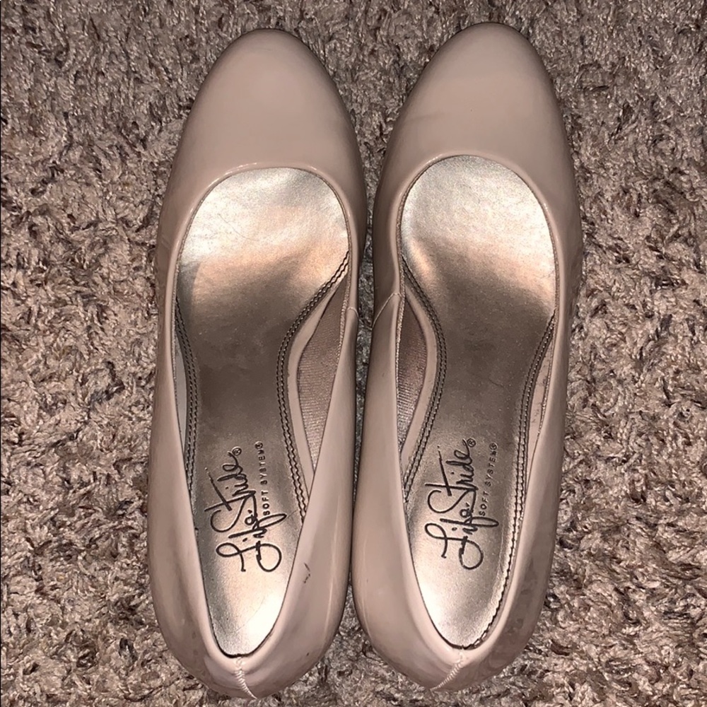 Size 8 LifeStride Nude heels